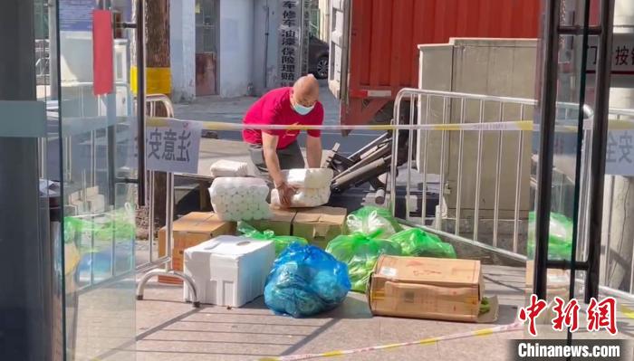 楊春波將一車物資卸貨完畢?！〔锁B物流供圖