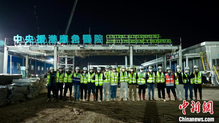 中建深裝河套項目團隊部分成員在應急醫(yī)院前合影 劉少華 攝