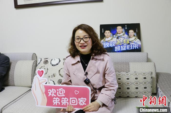 姐姐葉亞丹歡迎弟弟葉光富回家?！√旄聟^(qū)供圖