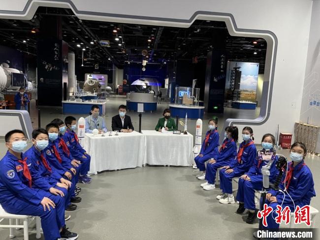 中國(guó)科技館舉辦“神舟十三號(hào)返回日”主題教育活動(dòng)。　中國(guó)科技館 供圖