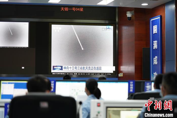 神舟十三號(hào)飛船返回地面時(shí)，北京空間信息傳輸中心任務(wù)大廳現(xiàn)場(chǎng)?！±钤待?攝