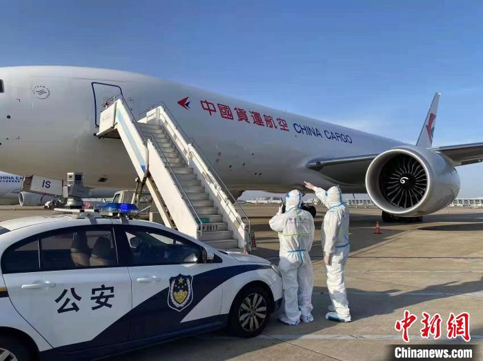 邊檢部門優(yōu)化科技通關組合舉措，實現機組員工“少跑腿”、貨運航班“快裝卸”?！∩虾＿厵z總站供圖