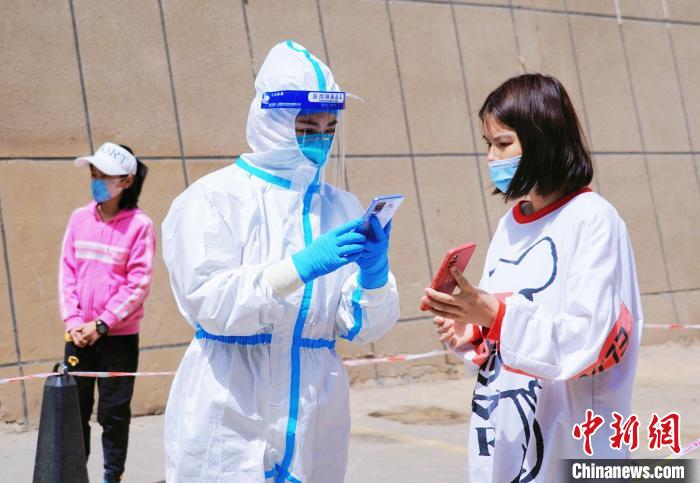 圖為防疫人員核實(shí)居民個(gè)人信息?！●R銘言 攝