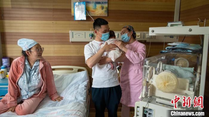 新生兒家庭化病房內(nèi)，護士指導新手爸爸。　劉忠俊 攝