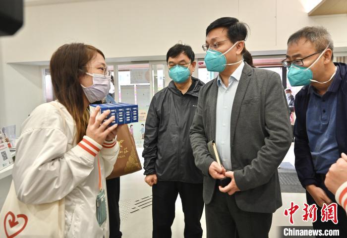 內(nèi)地疫情防控專家到訪深水埗地區(qū)康健中心。中心職員向專家介紹向長者免費派發(fā)快速抗原測試套裝的工作?！∠愀厶貐^(qū)政府新聞處供圖