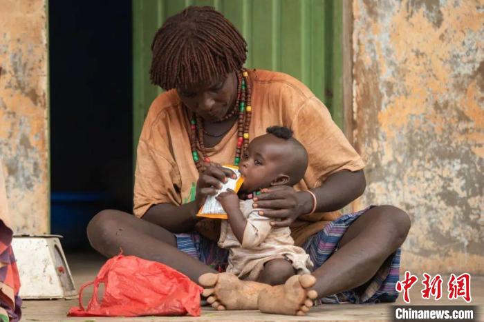 Bergi Kadi，一位7個孩子的母親和她的孩子領(lǐng)取了世界糧食計劃署分發(fā)的營養(yǎng)品?！FP供圖