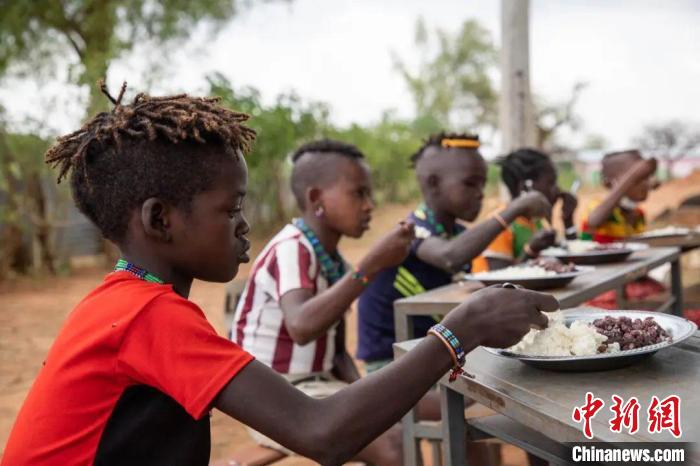 世界糧食計劃署在埃塞俄比亞南奧莫地區(qū)開展的學(xué)校營養(yǎng)餐項目的受益者?！FP供圖