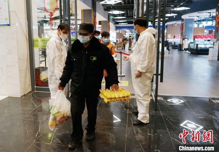 圖為市民有序離開超市。　馬銘言 攝