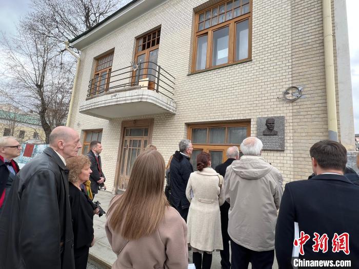 4月22日，俄各界人士在莫斯科為蘇聯(lián)著名作家、戰(zhàn)地記者瓦季姆·科熱夫尼科夫舉行牌匾揭牌儀式?！√锉?攝