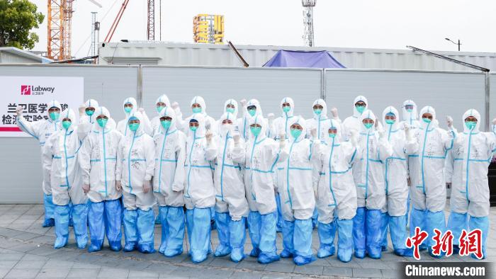 安徽省合肥市援滬核酸檢測(cè)隊(duì)隊(duì)員們?cè)趯?shí)驗(yàn)室前合影?！“册t(yī)大一附院供圖