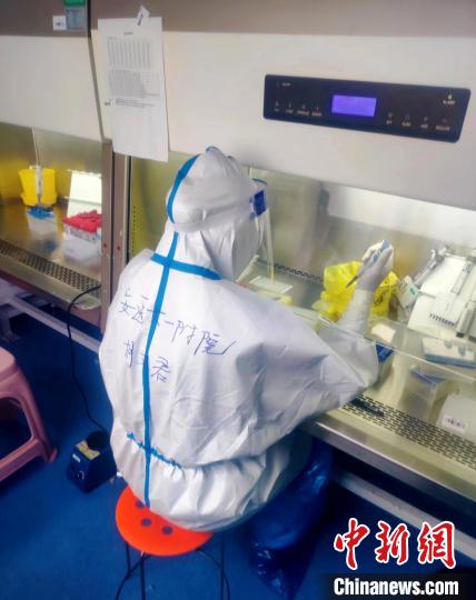 胡文君在檢測(cè)核酸檢測(cè)樣本?！“册t(yī)大一附院供圖