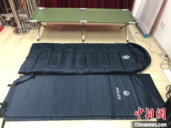 胡光參與聯(lián)系采購“安睡三件套”——睡袋、行軍床、防潮保暖墊各200套?！∩虾Ｊ形y(tǒng)戰(zhàn)部供圖
