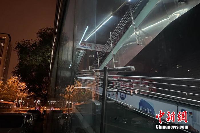 25日零時左右，中新財經(jīng)記者前往位于西三環(huán)附近的物美超市(華天店)。超市剛剛結(jié)束營業(yè)，內(nèi)部燈火通明，有穿超市服裝的工作人員在超市內(nèi)走動。葛成 攝