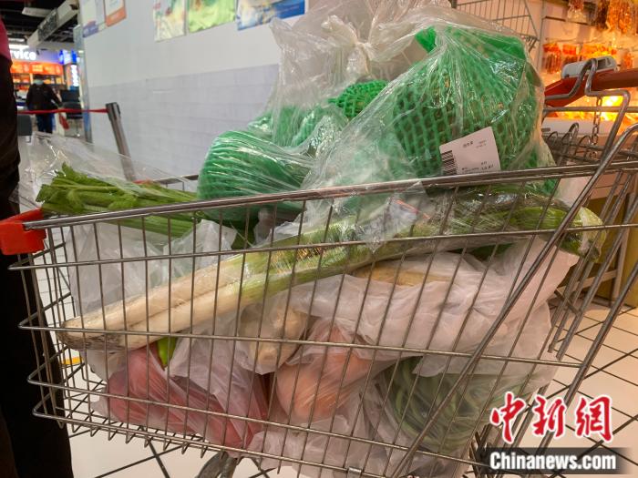 25日上午，一位消費(fèi)者在物美超市購買了一推車蔬菜。中新財(cái)經(jīng) 宮宏宇攝