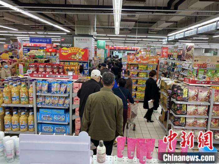 25日上午10時，一物美超市人工結(jié)賬口排起長隊(duì)。中新財(cái)經(jīng) 葛成攝