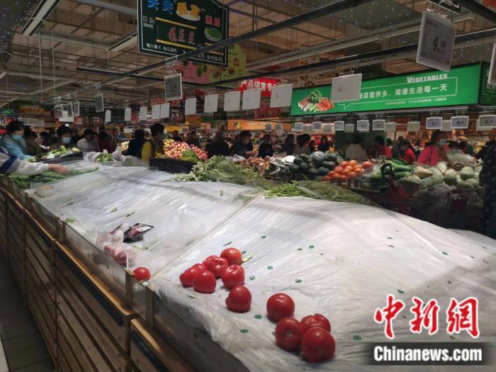 25日上午10點(diǎn)左右，北京豐臺區(qū)歐尚超市內(nèi)，部分蔬菜所剩無幾。 <a target='_blank' href='/' >中新網(wǎng)</a>記者 謝藝觀 攝