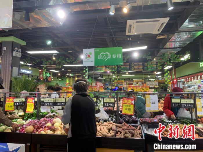 25日中午，消費(fèi)者西城區(qū)甘家口附近的超市發(fā)門店內(nèi)選購蔬菜。中新財(cái)經(jīng) 宮宏宇 攝