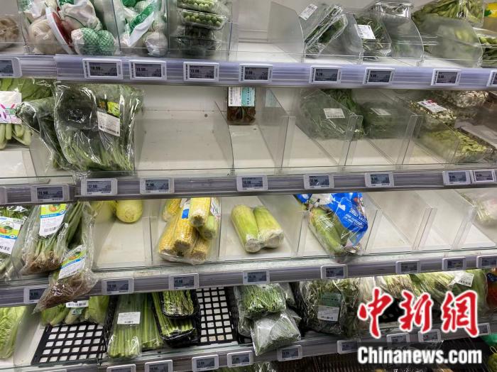 25日上午，豐臺區(qū)盒馬鮮生門店貨架。葛成 攝