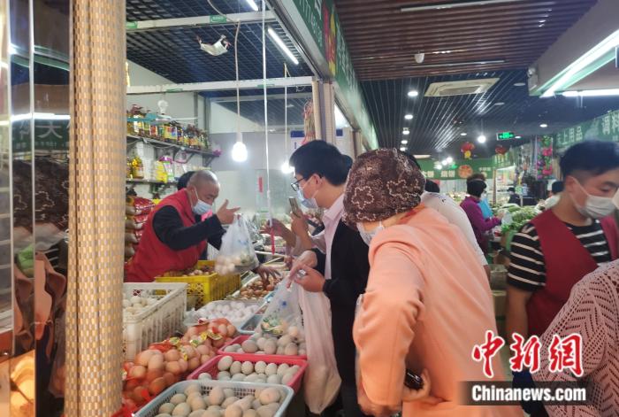 北京豐臺區(qū)某菜市場內(nèi)，不少人在購買雞蛋。 中新財(cái)經(jīng)記者 謝藝觀 攝