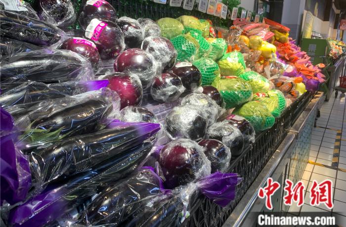 25日8時，海淀區(qū)一物美超市貨架上擺滿了蔬菜。中新財(cái)經(jīng) 宮宏宇 攝