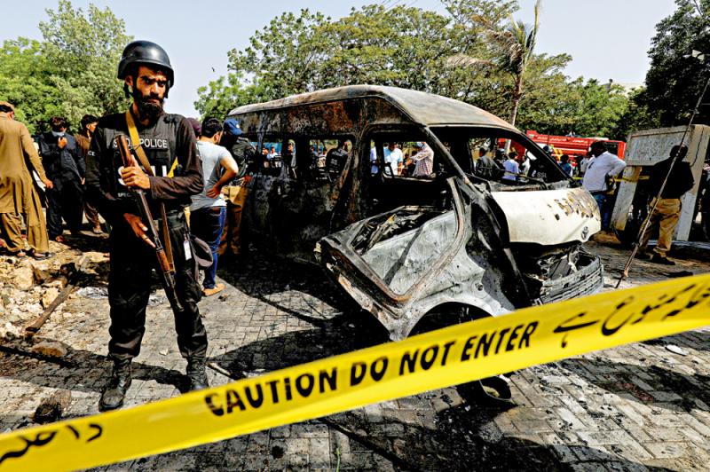 卡拉奇大學(xué)孔子學(xué)院班車26日在校內(nèi)遭遇恐怖襲擊。（圖源：路透社）