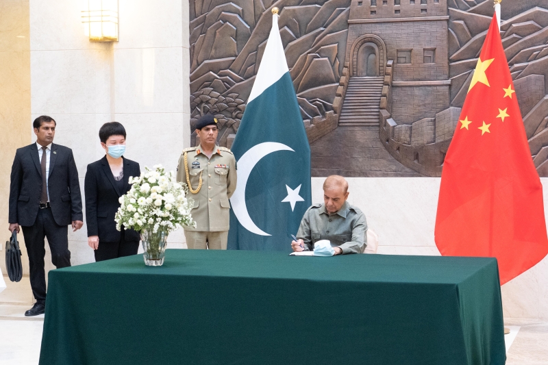 巴基斯坦總理夏巴茲就卡拉奇大學(xué)孔子學(xué)院遇襲事件赴駐巴使館吊唁（圖源：中國(guó)駐巴基斯坦大使館）