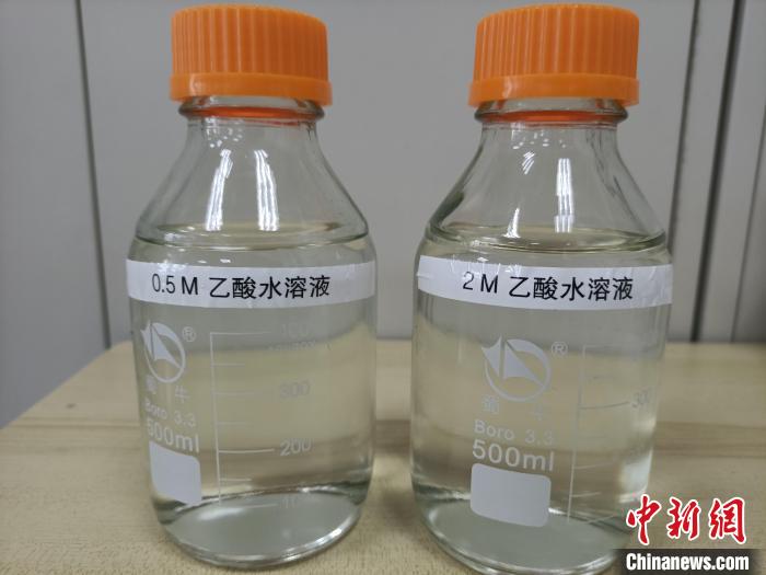 研究團(tuán)隊(duì)通過(guò)固態(tài)電解質(zhì)反應(yīng)器制備的乙酸水溶液?！⊙芯繄F(tuán)隊(duì) 供圖