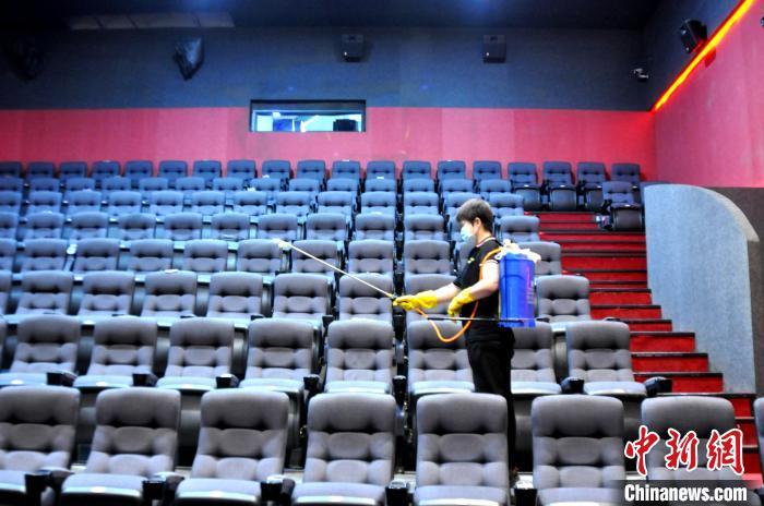 資料圖：電影院進(jìn)行消殺工作。　滕明月 攝