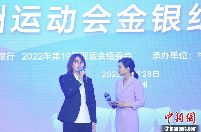 圖為：游泳世界冠軍傅園慧在發(fā)行儀式上表達(dá)對(duì)家鄉(xiāng)辦杭州亞運(yùn)會(huì)的期待?！⊥鮿?攝