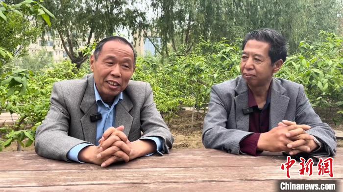 圖為胡恒生教授(左)和劉中凡教授(右)?！∩糖鸸W(xué)院供圖