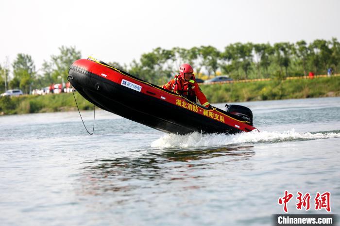 湖北襄陽舉辦漢江水域抗洪救援實戰(zhàn)演練
