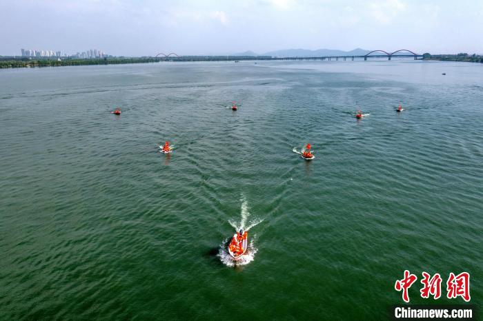 消防隊員在漢江水域開展抗洪救援實戰(zhàn)拉動演練 蘇曉杰 攝