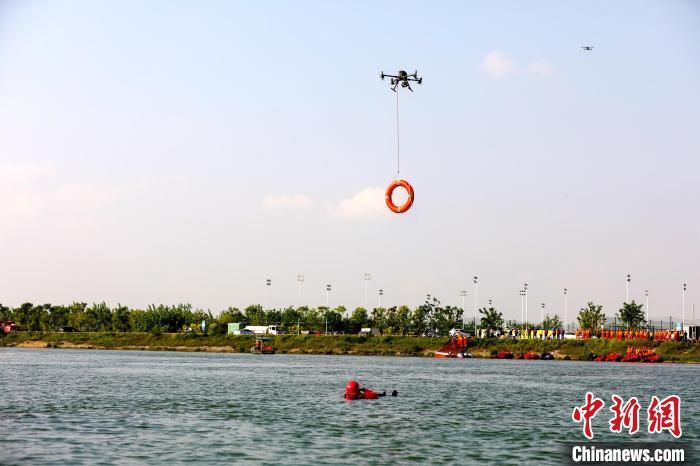 消防隊員在漢江水域開展抗洪救援實戰(zhàn)拉動演練 蘇曉杰 攝