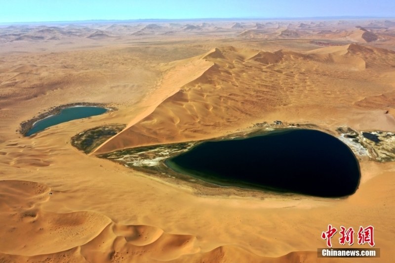 巴丹吉林沙漠鑲嵌數(shù)十個(gè)沙漠湖泊 如同璀璨寶石