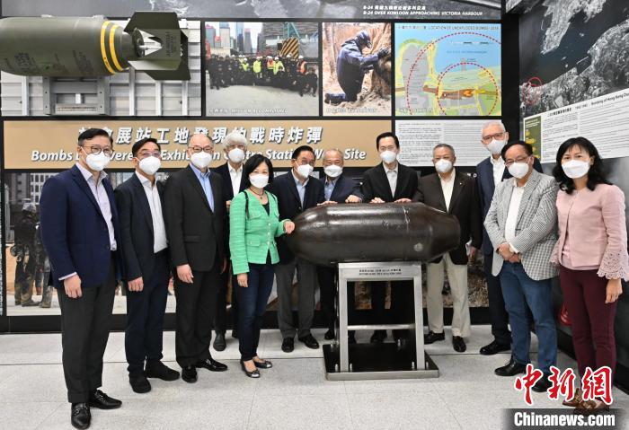 香港特區(qū)行政會(huì)議非官守議員參觀即將啟用的港鐵會(huì)展站。　香港特區(qū)政府新聞處 攝