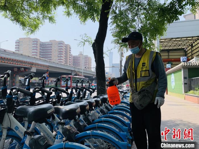 一名運維人員正在對共享單車進行消殺。 共享單車企業(yè)供圖