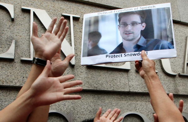 斯諾登曝光“棱鏡計(jì)劃”后，被支持者譽(yù)為吹哨人（圖源：紐約時(shí)報(bào)中文網(wǎng)）