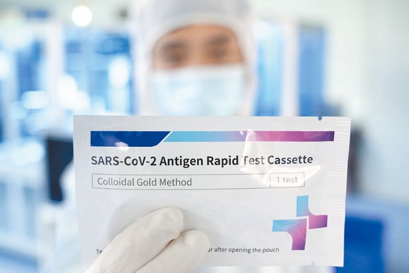 快篩試劑1劑難求，大陸國(guó)臺(tái)辦表示願(yuàn)提供協(xié)助臺(tái)灣取得快篩試劑，遭陸委會(huì)以藉機(jī)搞分化拒絕；疫情指揮中心指揮官陳時(shí)中則表示，中國(guó)相關(guān)意見(jiàn)可根據(jù)法規(guī)辦理。圖為大陸合肥必歐瀚生物技術(shù)公司生產(chǎn)的新冠抗原檢測(cè)試劑。（新華社）