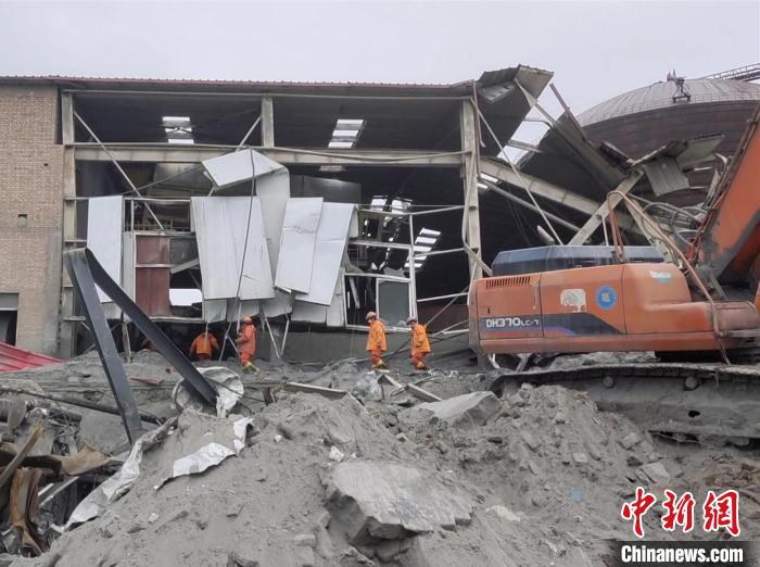 消防員在一處受損廠房附近搜救被困人員?！≮w思華 攝