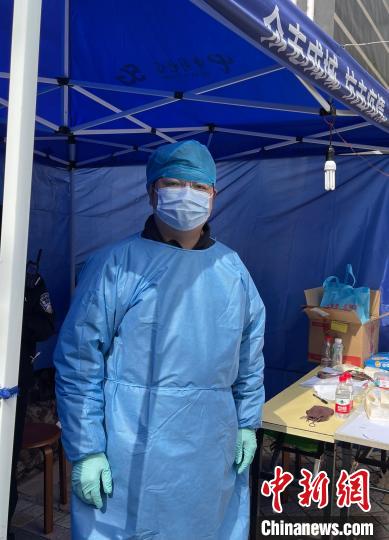 楊永青在上海黃浦區(qū)五里橋街道當(dāng)志愿者，為居民做心理疏導(dǎo)?！∈茉L者 供圖