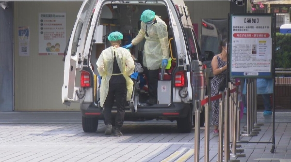 疫情海嘯襲來，造成全臺醫(yī)療量能吃緊。（圖源：臺灣“民視新聞網(wǎng)”