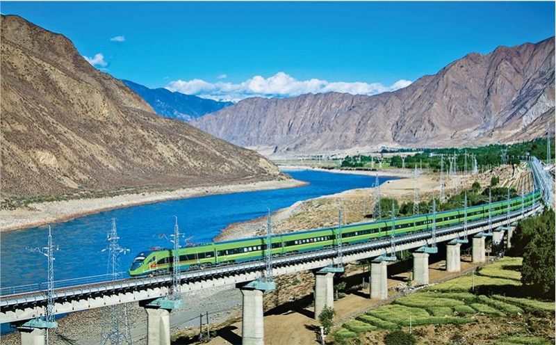 圖為復興號高原內(nèi)電雙源動力集中動車組飛馳在拉林鐵路上。 國鐵集團宣傳部供圖