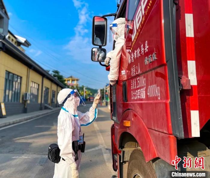 圖為民警查驗證件。　清水河邊檢站供圖