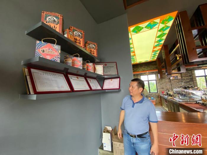 徐世炳介紹福山咖啡焙炒技藝入選海南省第五批省級非物質(zhì)文化遺產(chǎn)代表性項目名錄?！》钊?攝