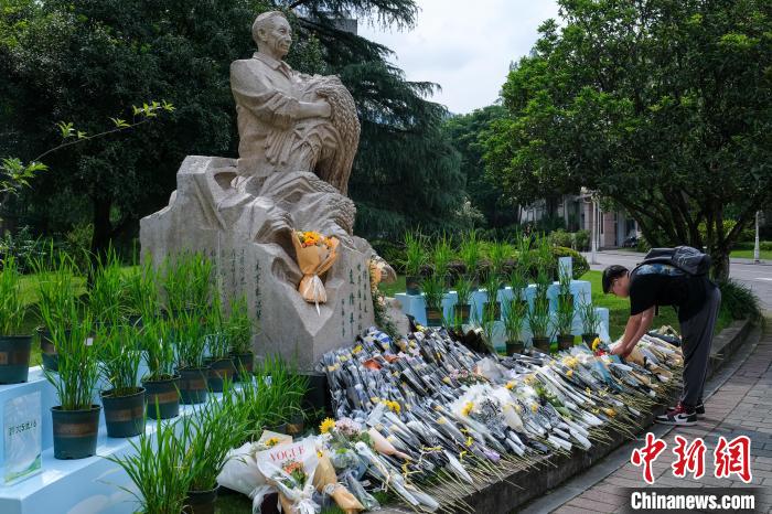 5月22日，西南大學(xué)師生自發(fā)在校內(nèi)袁隆平雕像前獻花，表達思念。　何蓬磊 攝