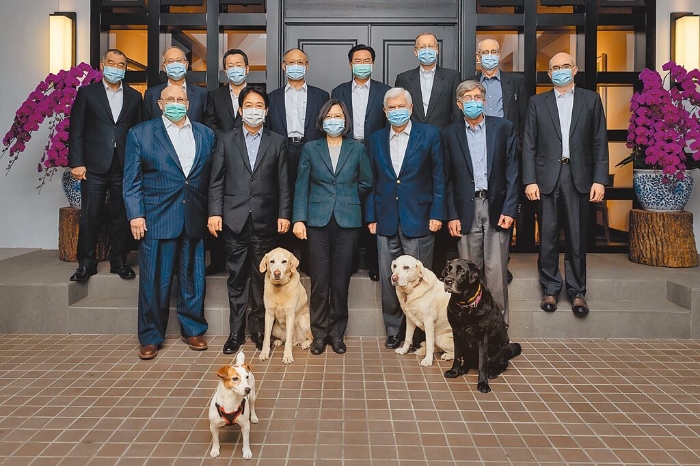 圖為2021年美國(guó)總統(tǒng)拜登派遣資深訪團(tuán)訪臺(tái)，蔡英文總統(tǒng)（前排中）在官邸招待前美國(guó)副國(guó)務(wù)卿阿米塔吉（前排左）、前美國(guó)參議員陶德（前排右二）、前美國(guó)副國(guó)務(wù)卿史坦柏格（前排右）。 （總統(tǒng)府提供）