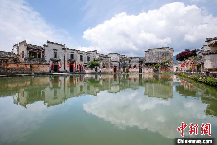 在安徽省黃山市黟縣宏村南湖拍攝的夏日美景?！∈﹣喞?攝