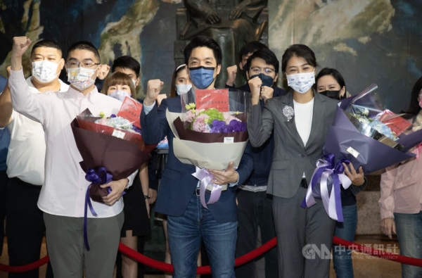 國民黨25日召開中常會，會中通過提名民代蔣萬安（前中）參選臺北市長、民代許淑華（前右）參選南投縣長、前民代謝國梁（前左）參選基隆市長后，3人接受聯(lián)訪，高喊當(dāng)選。（圖源：臺灣“中央社”）