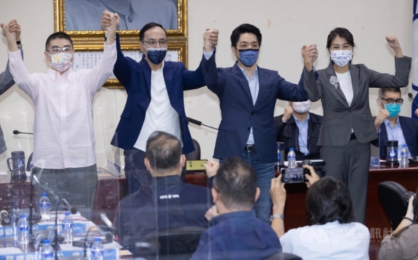 國民黨25日舉行中常會，通過提名民代蔣萬安（前右2）參選臺北市長、民代許淑華（前右1）參選南投縣長、前民代謝國梁（前左1）參選基隆市長后，和黨主席朱立倫（前左2）攜手高喊當(dāng)選。（圖源：臺灣“中央社”）