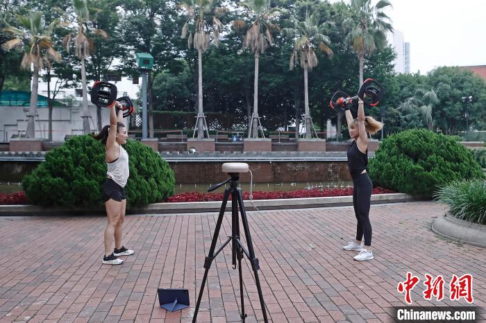 市民在防范區(qū)街頭空曠的場(chǎng)地上進(jìn)行鍛煉?！∫罅⑶?攝